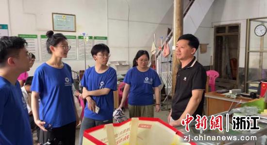 实践团队考察乡村医生诊疗现状。浙江中医药大学 供图