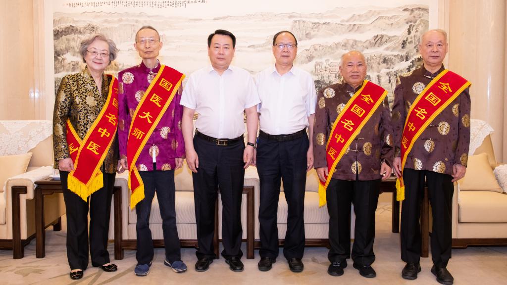 我校王永钧教授被授予“国医大师”称号，连建伟、何嘉琳、陈意教授被授予“全国名中医”称号