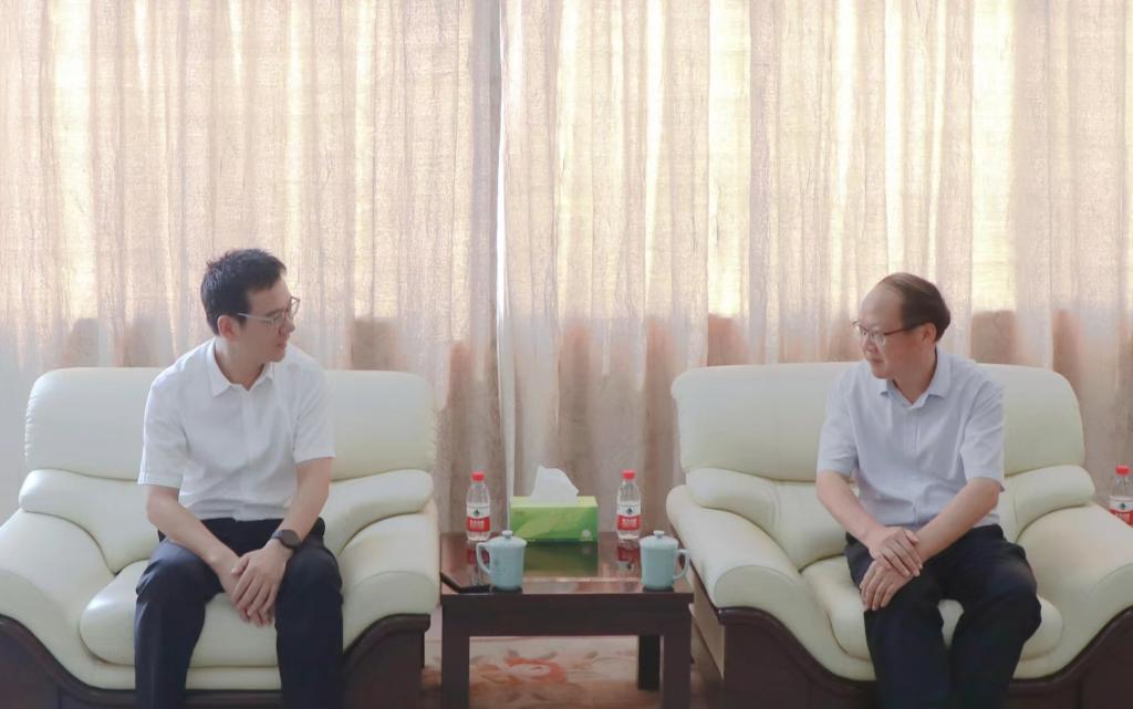 滨江区委书记章登峰一行教师节前来校走访慰问
