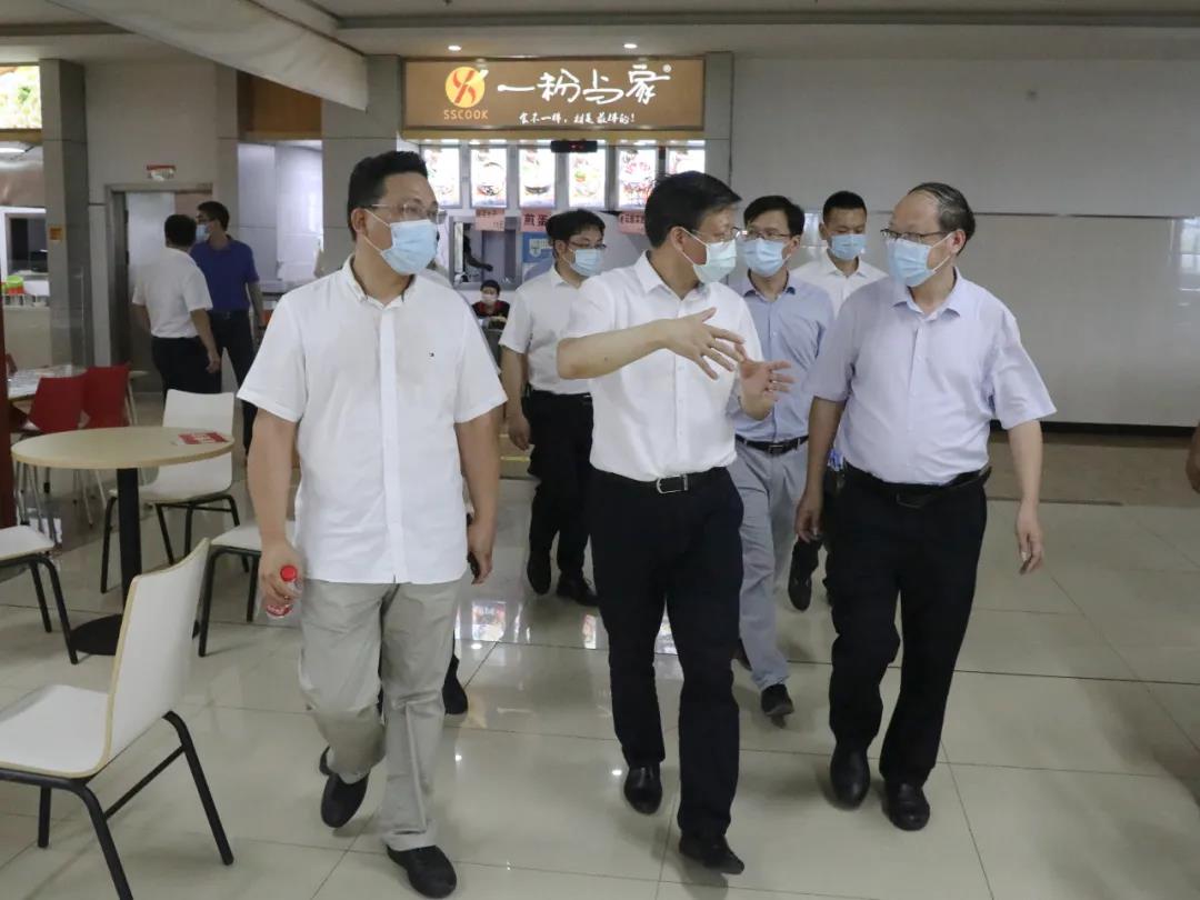 省教育厅党委书记、厅长陈根芳一行到我校检查指导开学工作