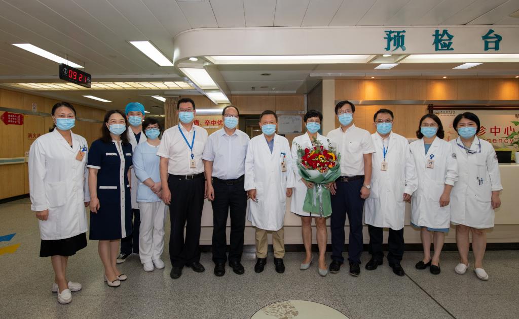校领导在中国医师节走访慰问附属医院一线医护工作者