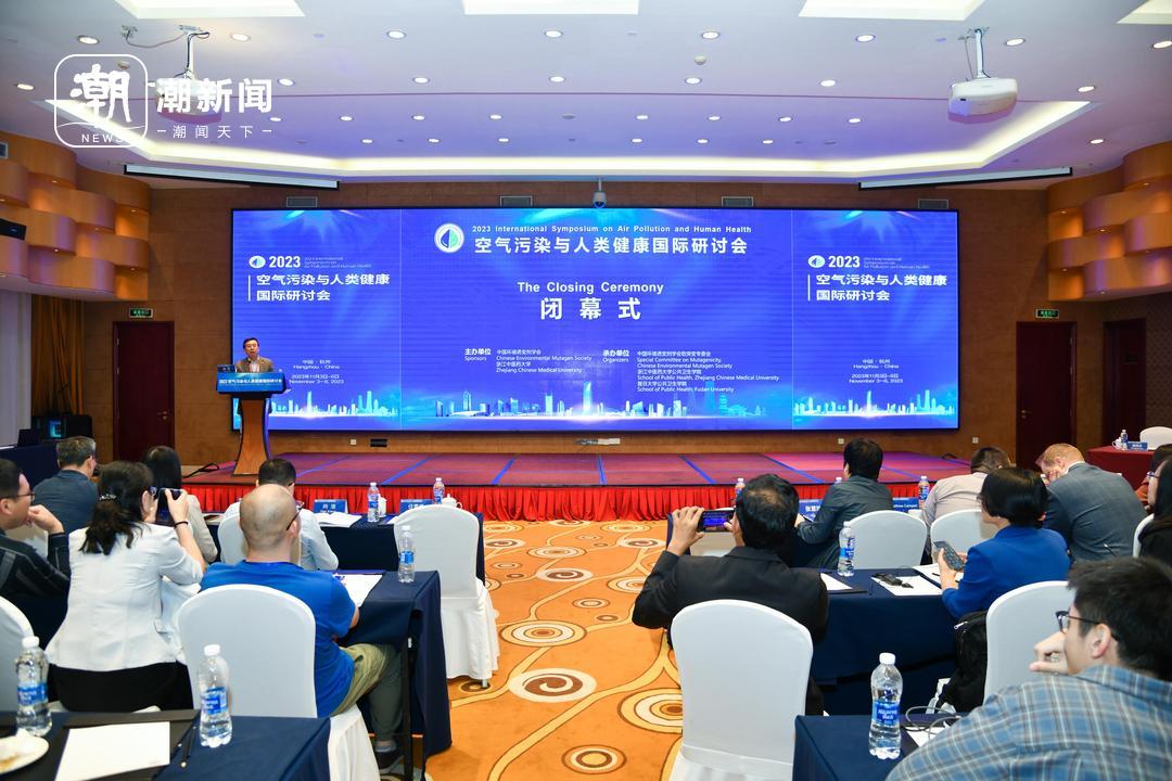 8-杨军主持闭幕式1.jpg
