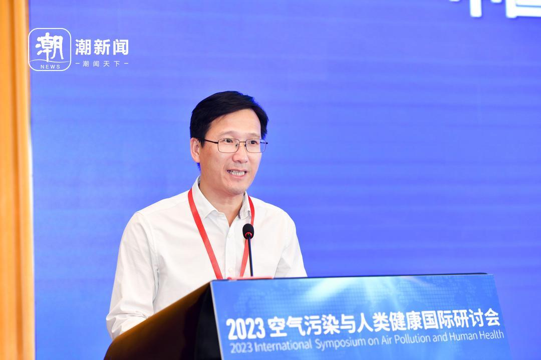 4黄校长主持开幕式.jpg
